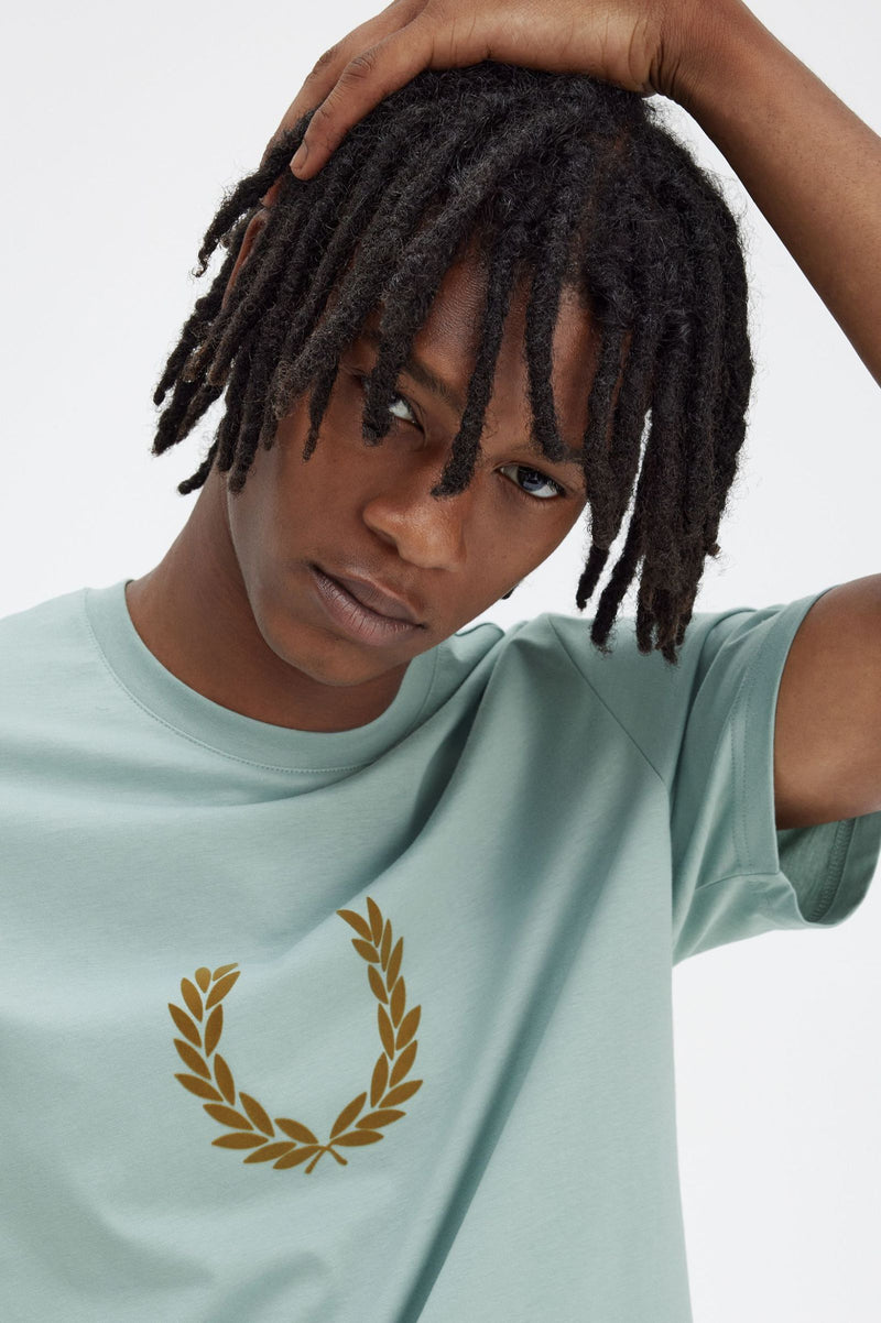 FLOCKED LAUREL WREATH GRA TEE