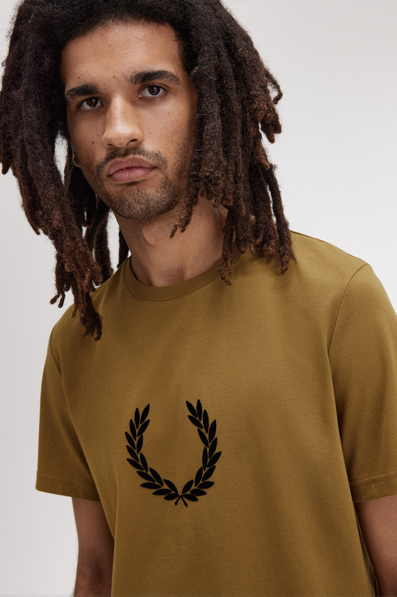 FLOCKED LAUREL WREATH GRA TEE