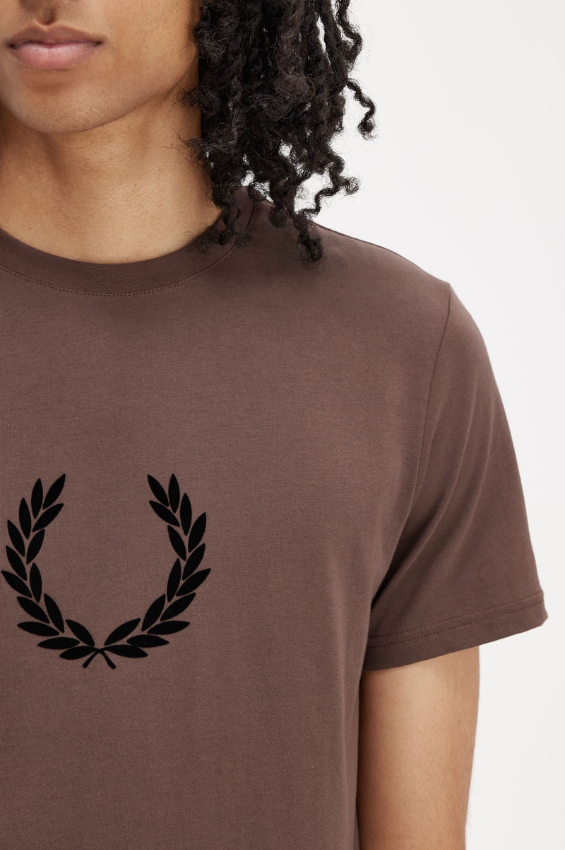 FLOCKED LAUREL WREATH GRA TEE